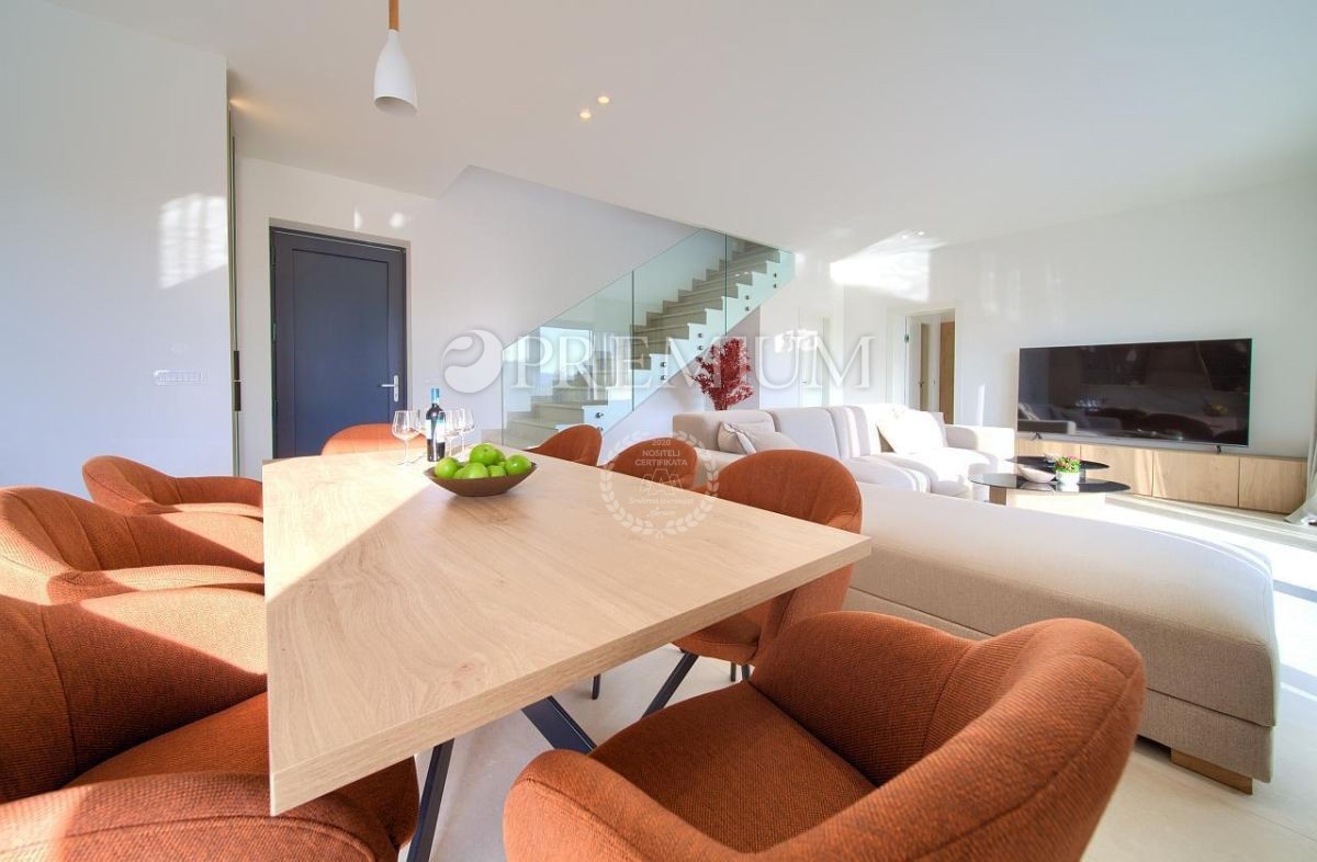 Krk, dintorni, imponente nuovo edificio con vista panoramica sul mare!