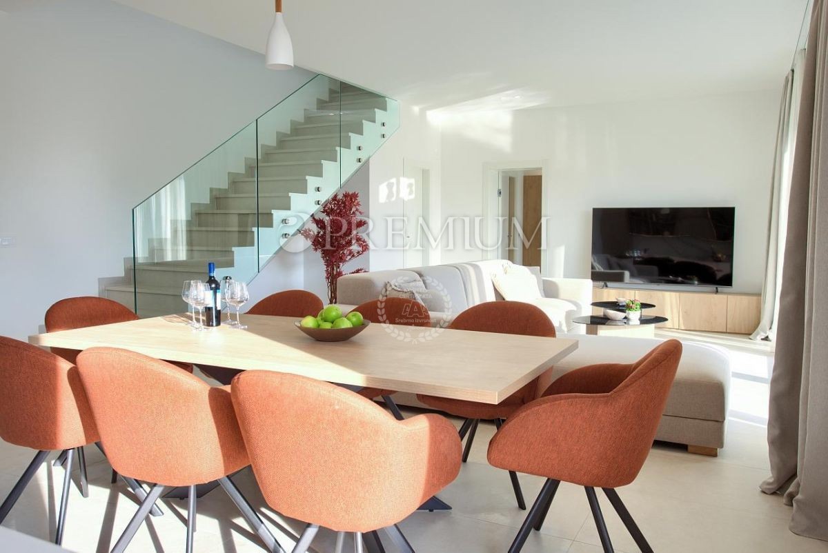 Krk, dintorni, imponente nuovo edificio con vista panoramica sul mare!