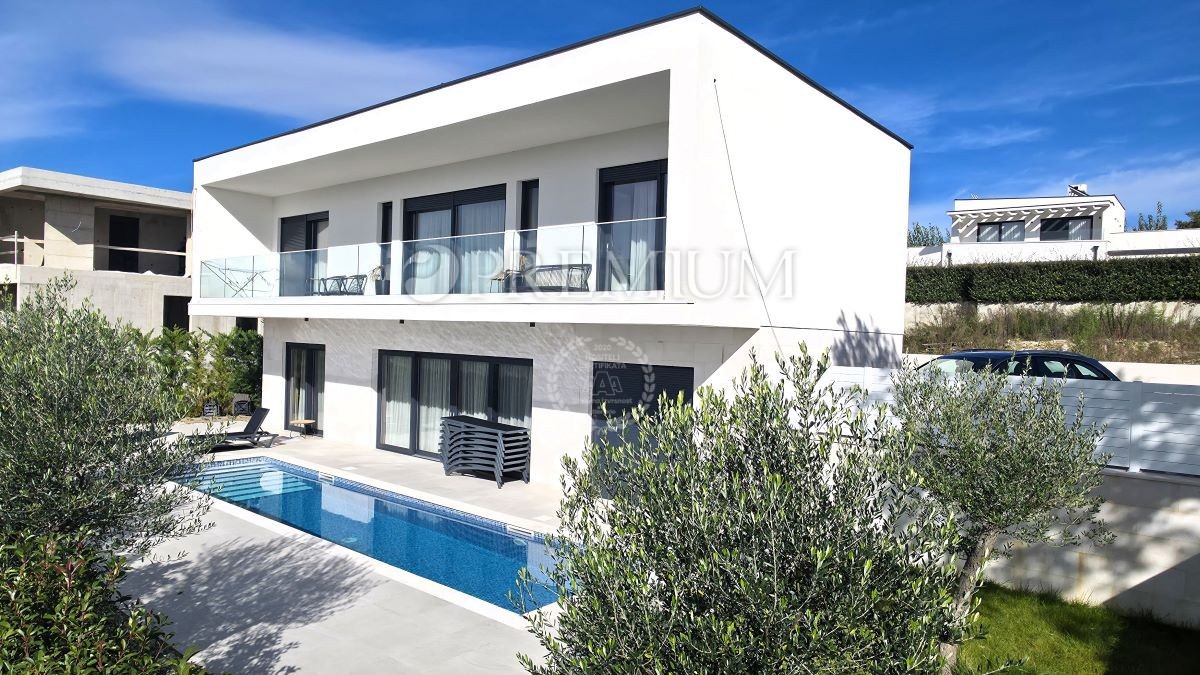 Krk, dintorni, imponente nuovo edificio con vista panoramica sul mare!