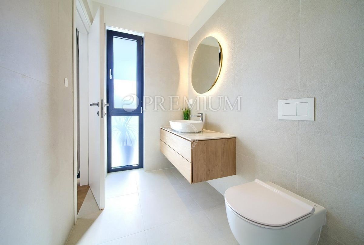 Krk, dintorni, imponente nuovo edificio con vista panoramica sul mare!