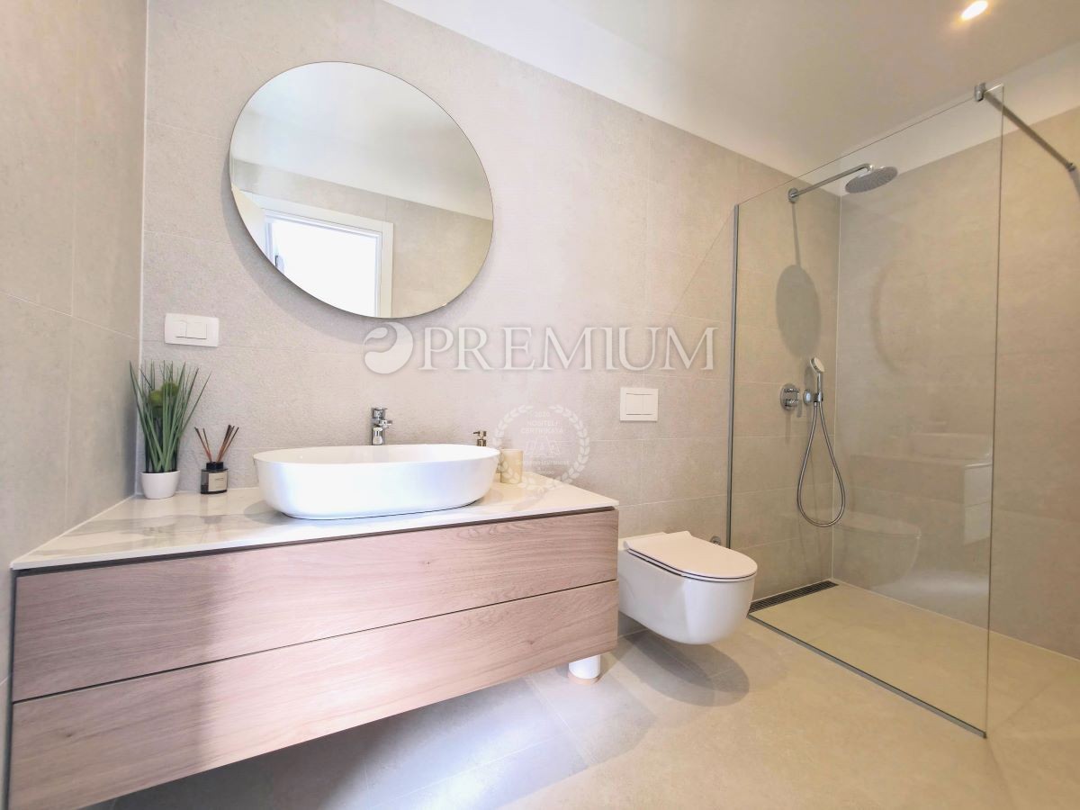 Krk, dintorni, imponente nuovo edificio con vista panoramica sul mare!