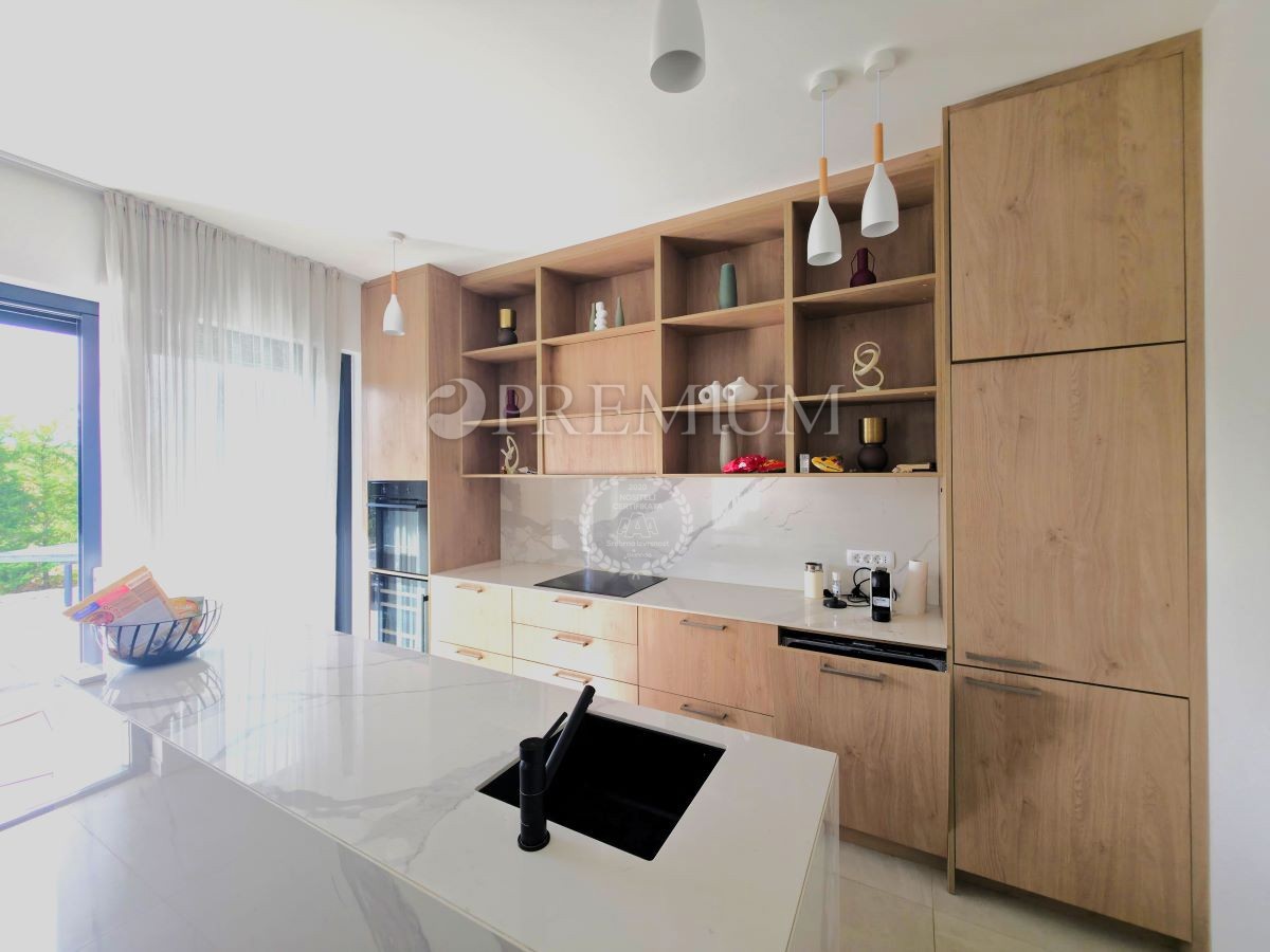 Krk, dintorni, imponente nuovo edificio con vista panoramica sul mare!