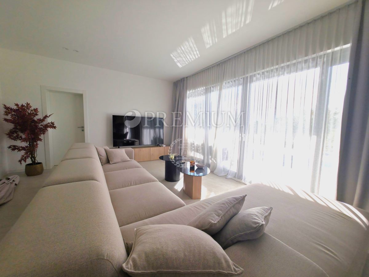 Krk, dintorni, imponente nuovo edificio con vista panoramica sul mare!