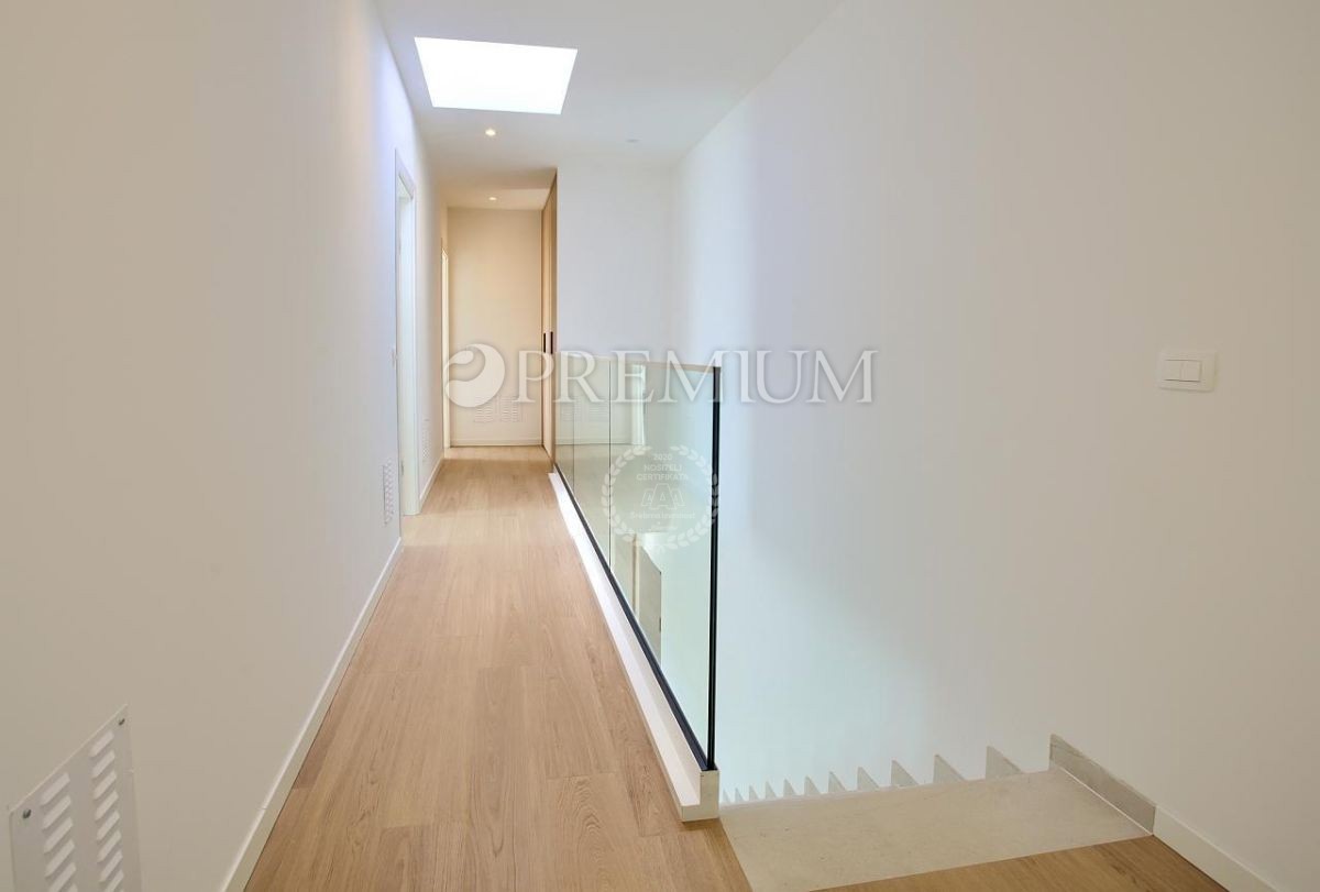 Krk, dintorni, imponente nuovo edificio con vista panoramica sul mare!