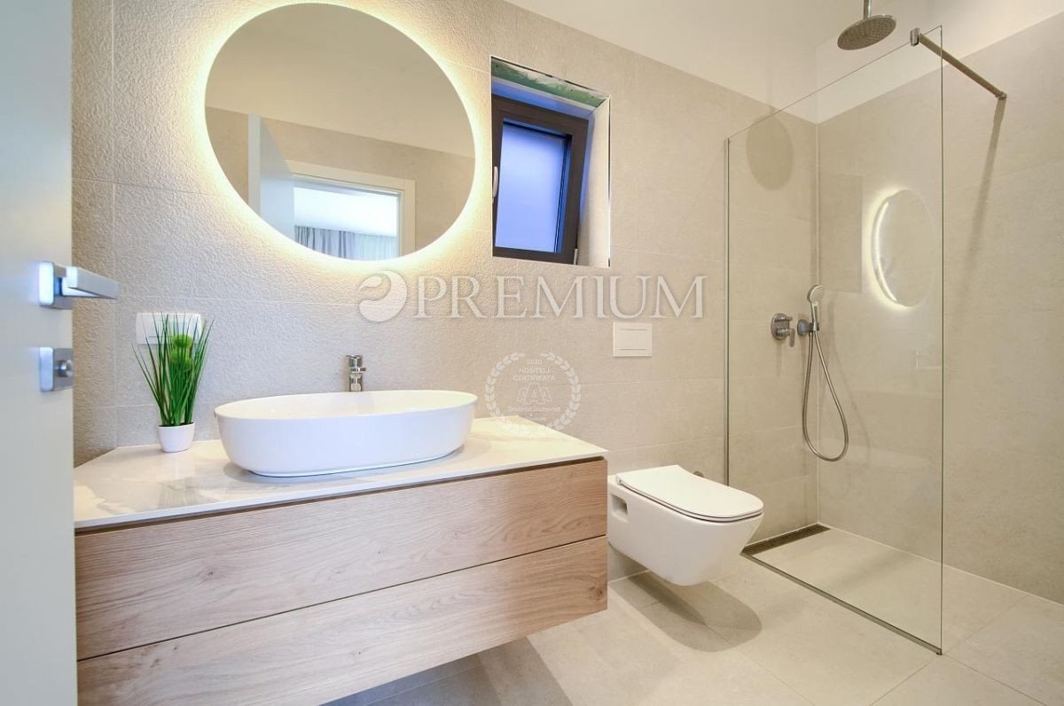 Krk, dintorni, imponente nuovo edificio con vista panoramica sul mare!