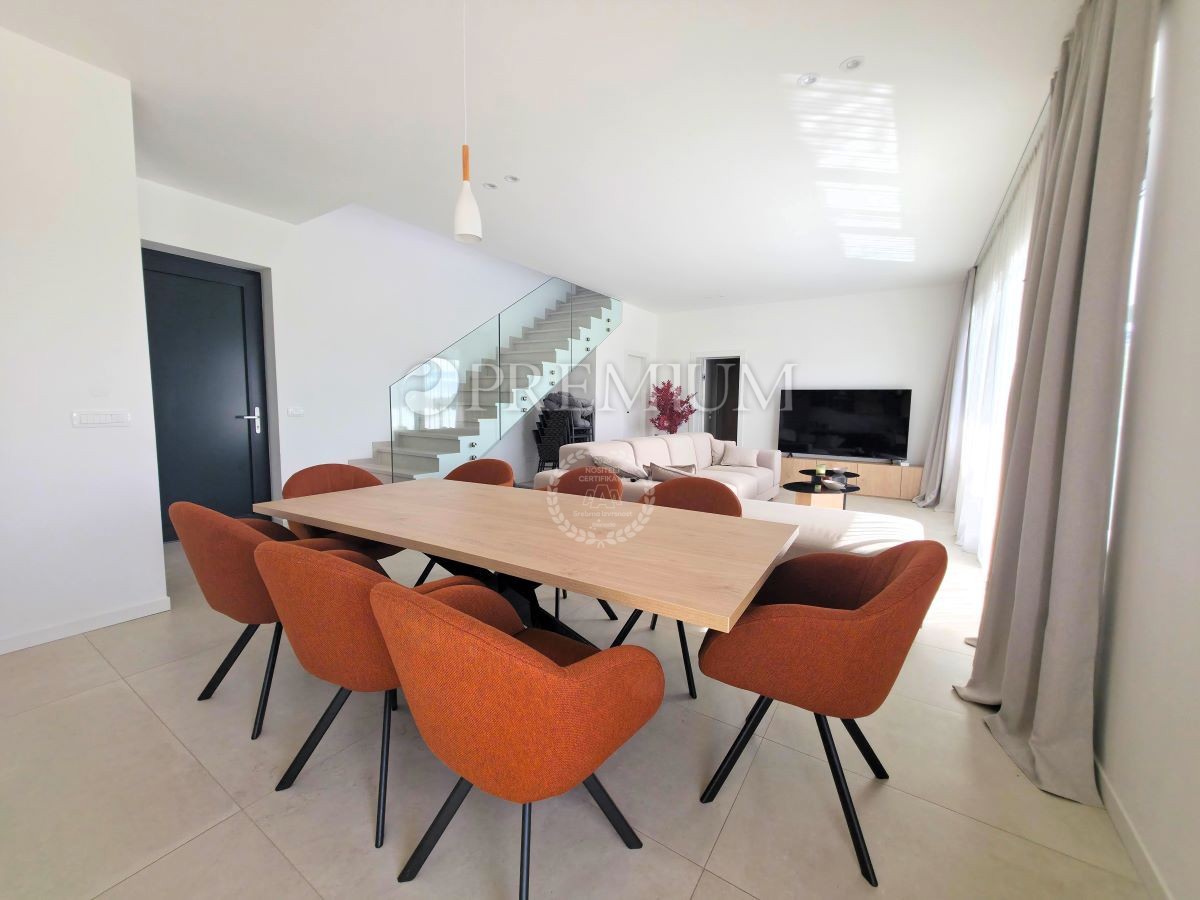 Krk, dintorni, imponente nuovo edificio con vista panoramica sul mare!