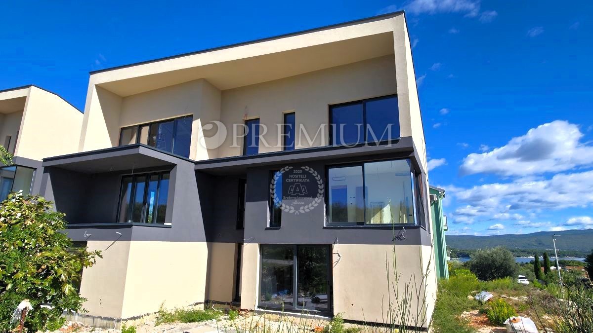 Città di Krk, nuovo edificio in una posizione attraente!