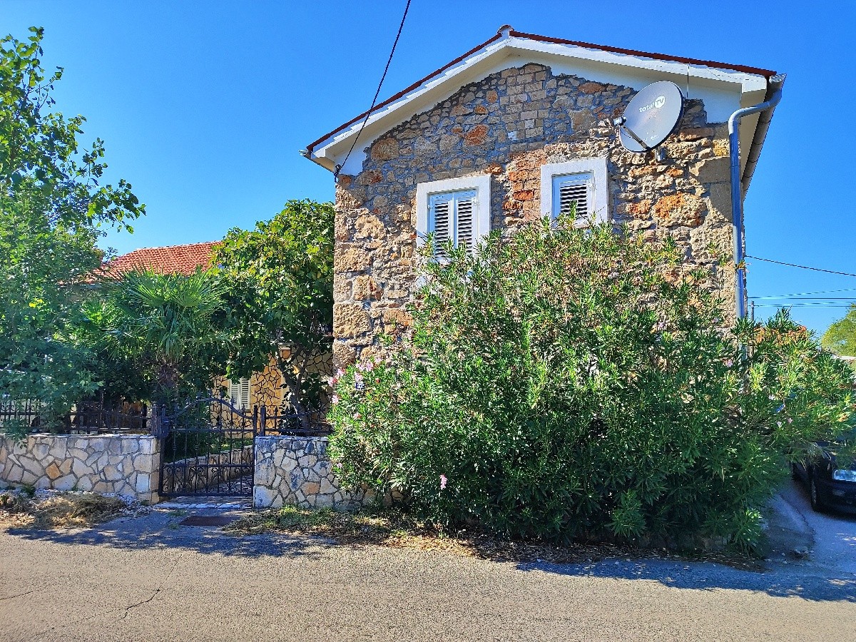 Dintorni di Šila, casa in pietra ristrutturata con garage e giardino!