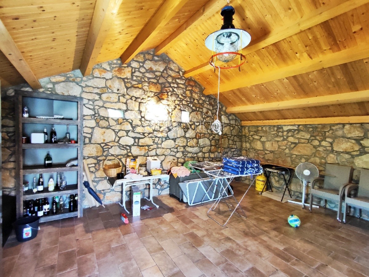 Dintorni di Šila, casa in pietra ristrutturata con garage e giardino!