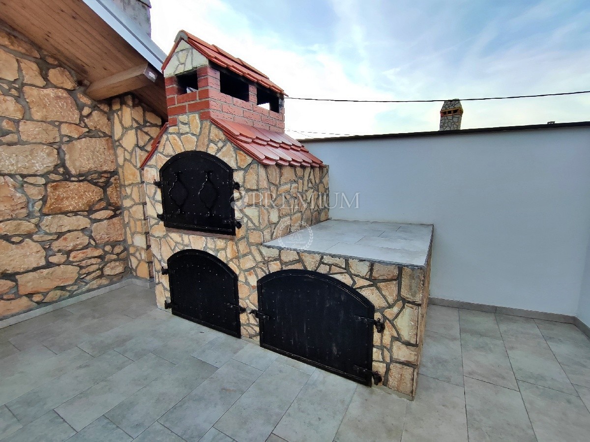 Dintorni di Šila, casa in pietra ristrutturata con garage e giardino!