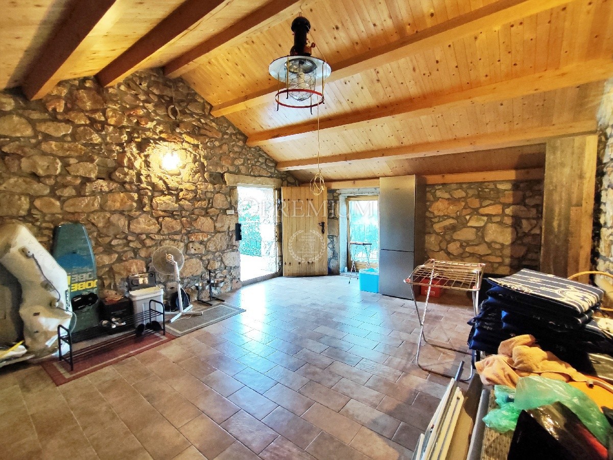 Dintorni di Šila, casa in pietra ristrutturata con garage e giardino!