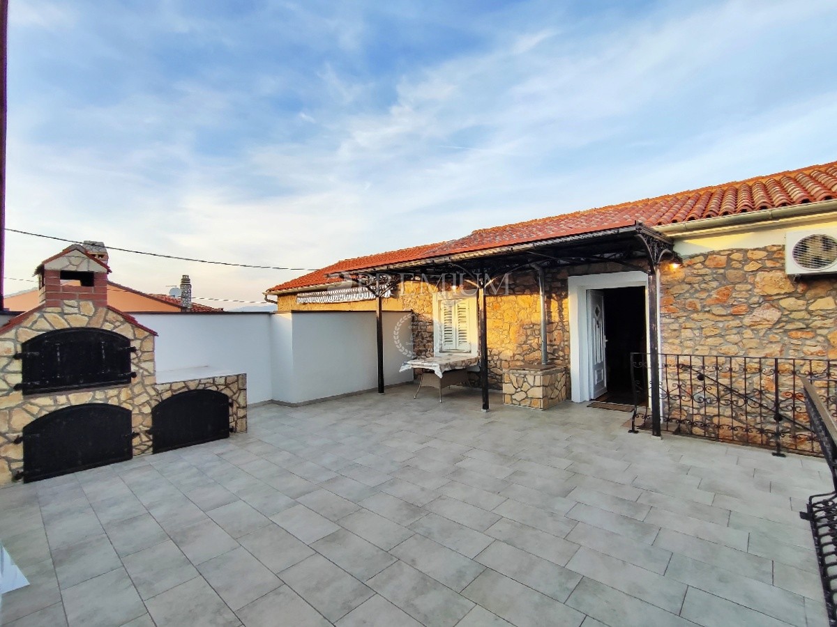 Dintorni di Šila, casa in pietra ristrutturata con garage e giardino!