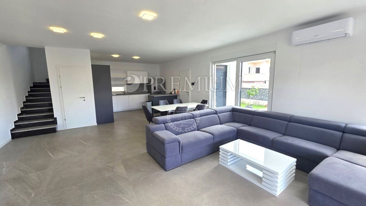 Malinska, nuova casa bifamiliare con piscina, 700 metri dal mare!