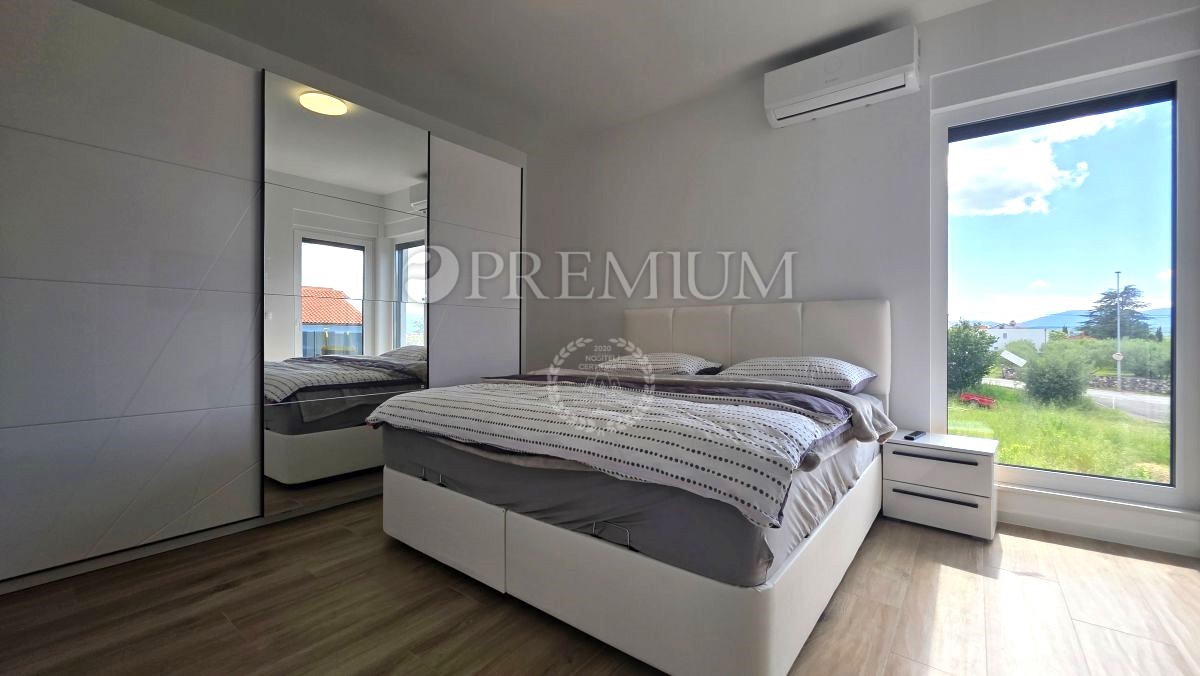 Malinska, nuova casa bifamiliare con piscina, 700 metri dal mare!