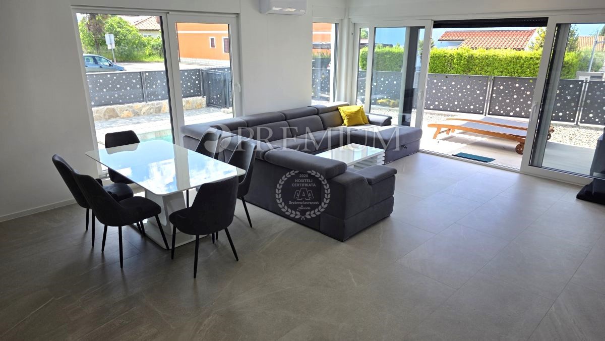 Malinska, nuova casa bifamiliare con piscina, 700 metri dal mare!