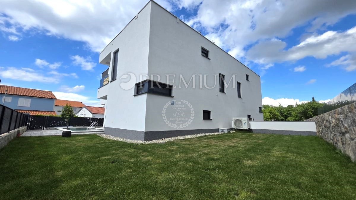 Malinska, nuova casa bifamiliare con piscina, 700 metri dal mare!