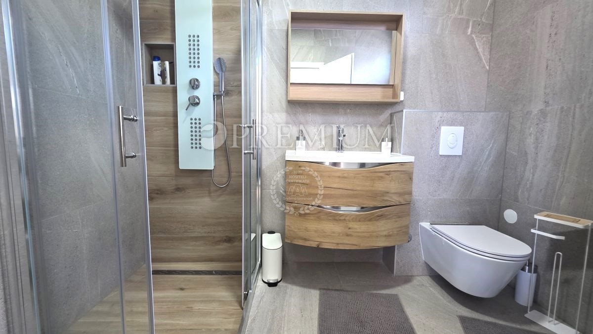 Malinska, nuova casa bifamiliare con piscina, 700 metri dal mare!