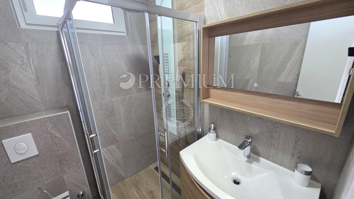 Malinska, nuova casa bifamiliare con piscina, 700 metri dal mare!