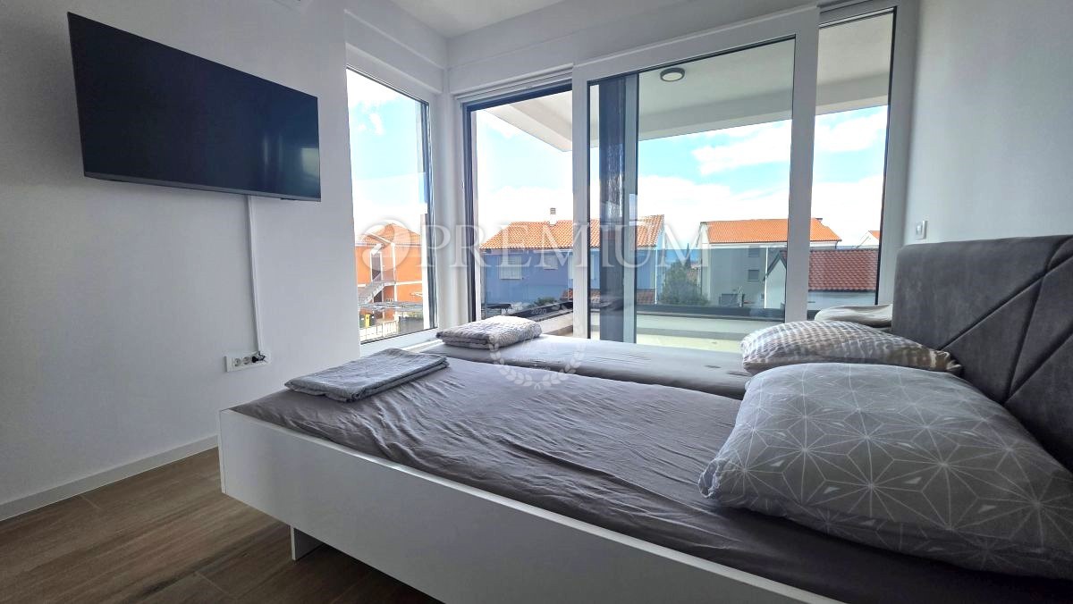 Malinska, nuova casa bifamiliare con piscina, 700 metri dal mare!