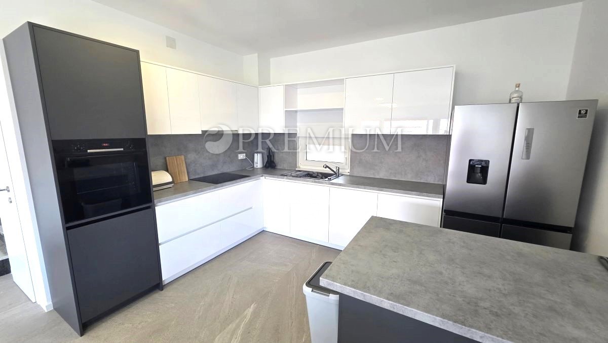 Malinska, nuova casa bifamiliare con piscina, 700 metri dal mare!