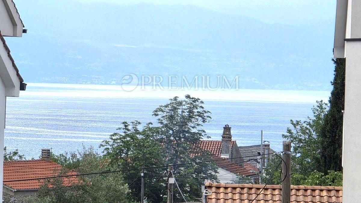 Malinska, nuova casa bifamiliare con piscina, 700 metri dal mare!