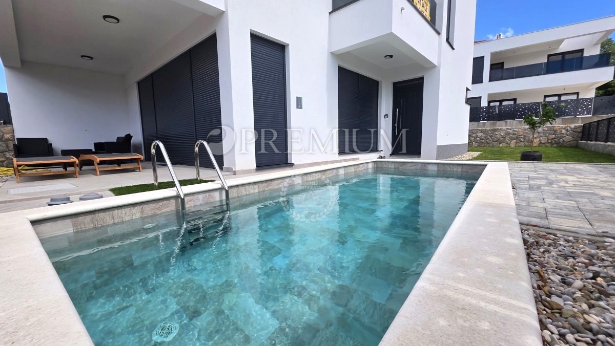 Malinska, nuova casa bifamiliare con piscina, 700 metri dal mare!