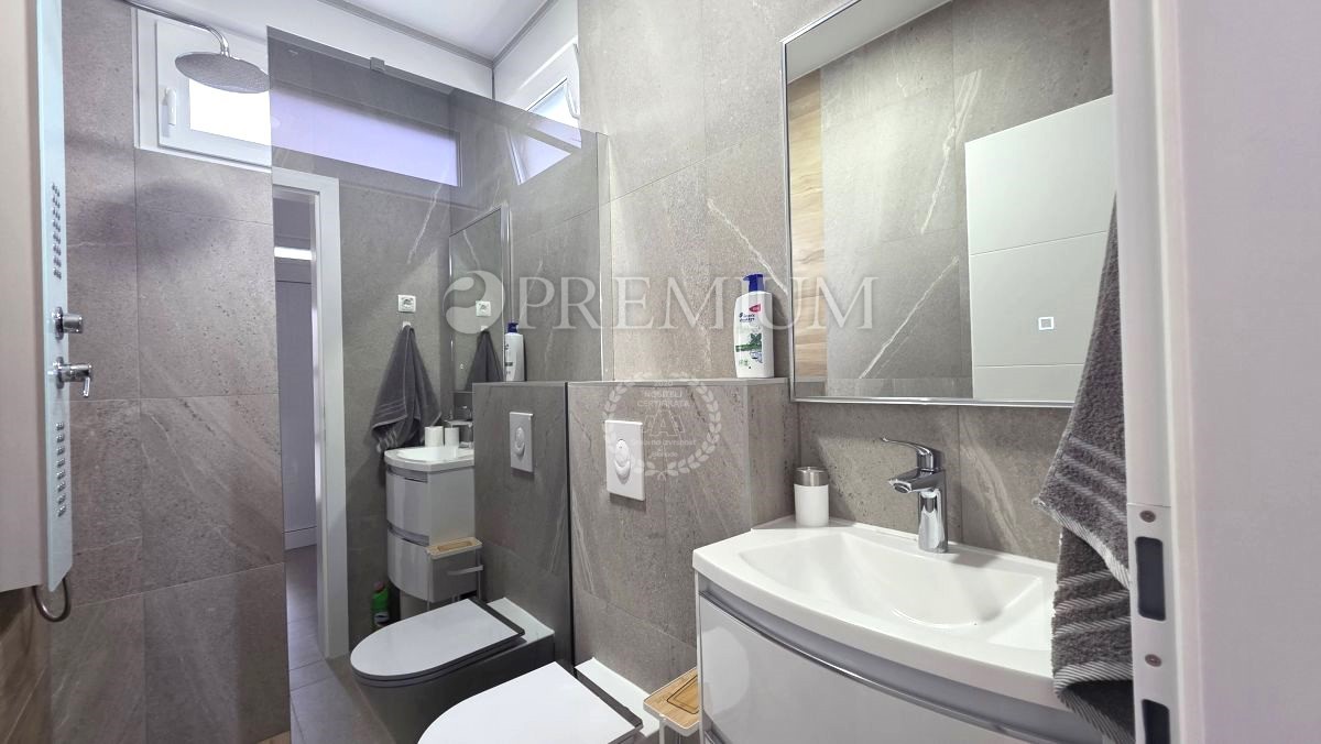 Malinska, nuova casa bifamiliare con piscina, 700 metri dal mare!