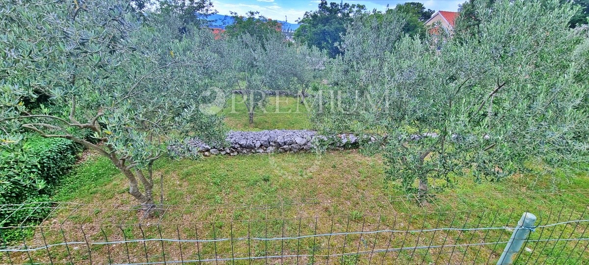 Malinska, terreno edificabile in una posizione tranquilla!