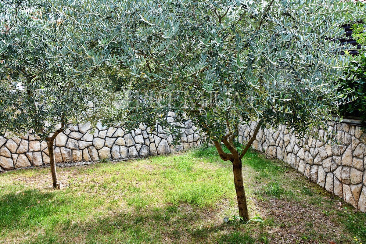  Malinska, vendita di casa lussuosamente arredata, a soli 90 m dal mare!