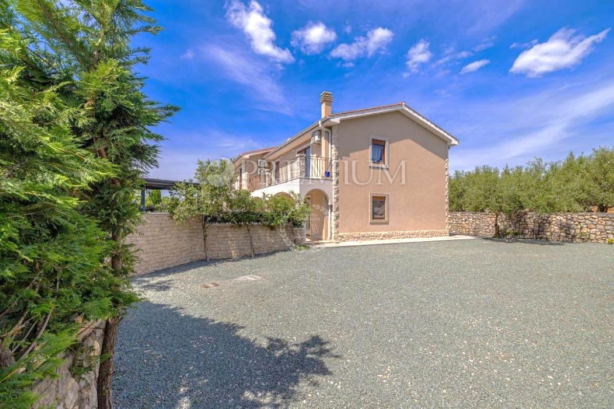 Krk, casa con due unità in zona tranquilla!