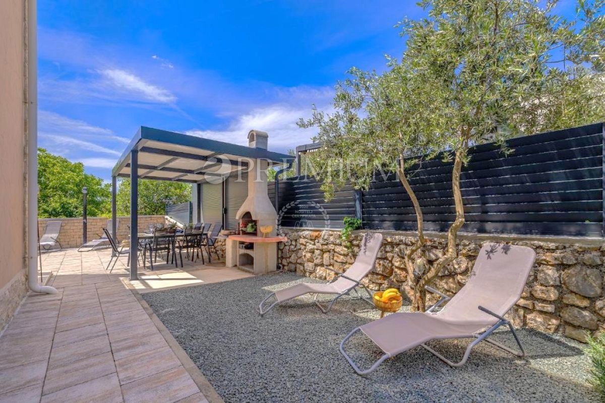 Krk, casa con due unità in zona tranquilla!