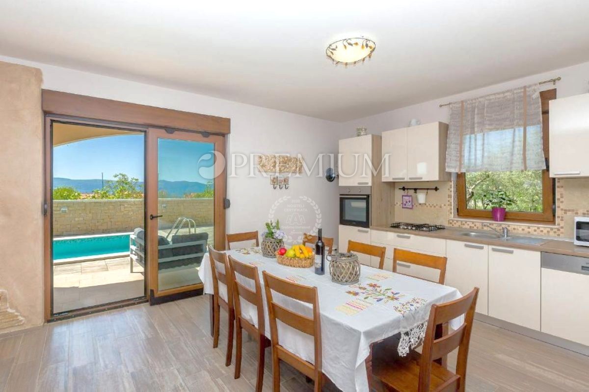 Krk, casa con due unità in zona tranquilla!