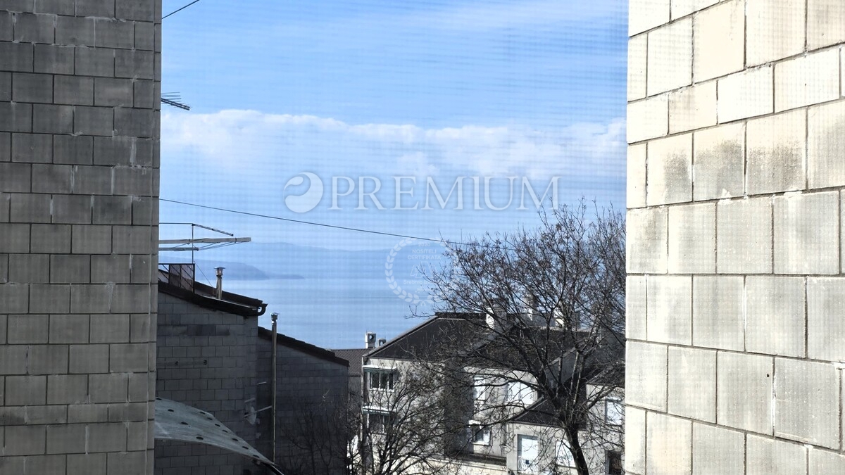 Njivice, appartamento vicino al mare in buona posizione!