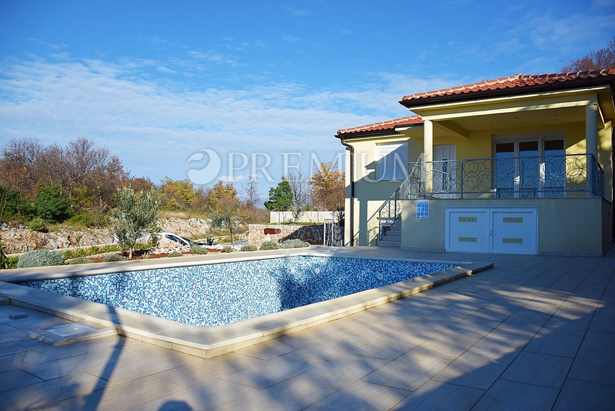 Omisalj, in vendita casa indipendente arredata con piscina e vista mare!