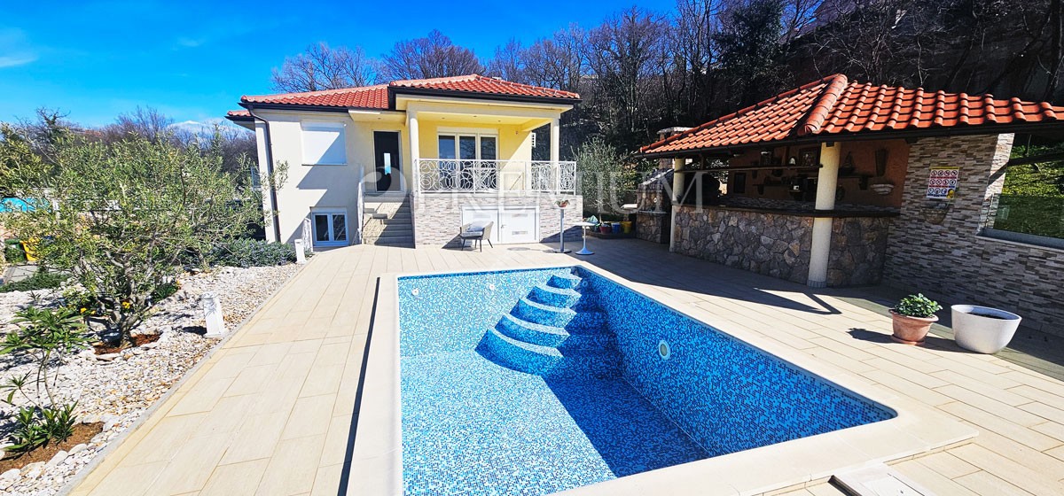 Omisalj, in vendita casa indipendente arredata con piscina e vista mare!