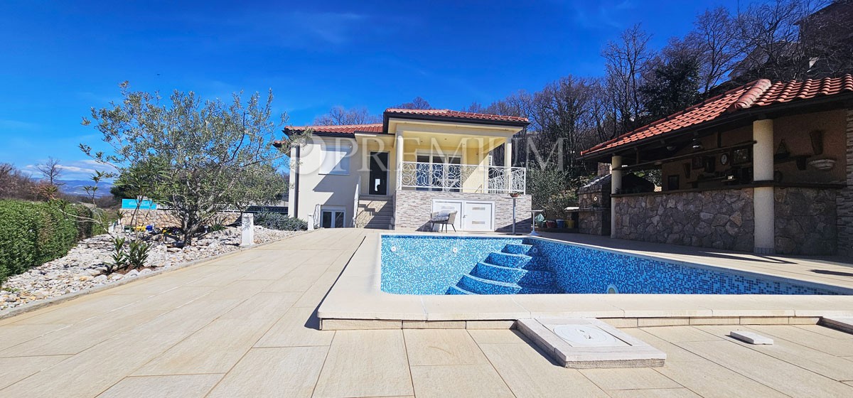 Omisalj, in vendita casa indipendente arredata con piscina e vista mare!