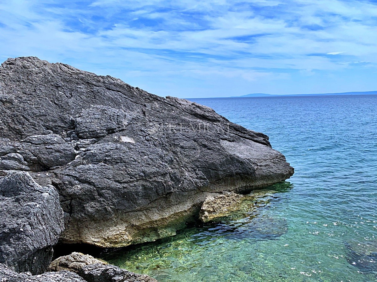 Stara Baška, terreno edificabile in riva al mare!