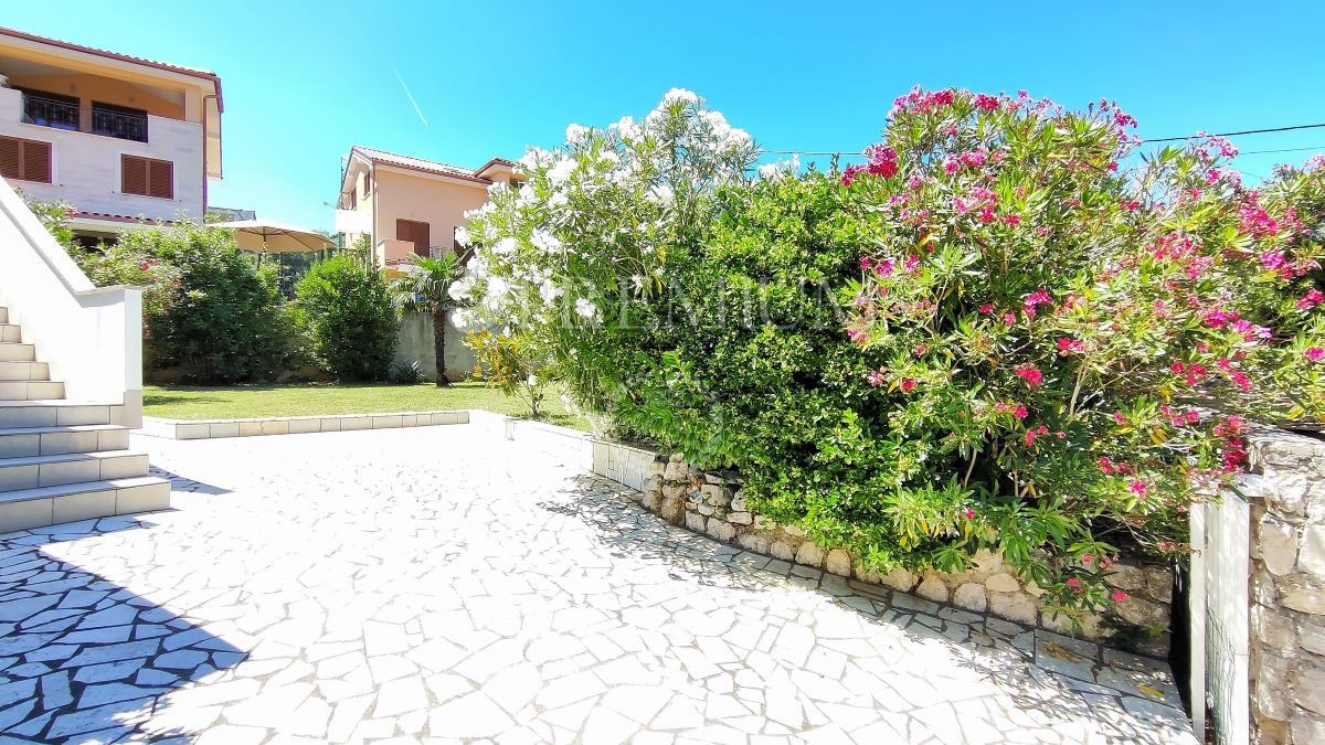 Šilo, appartamento a 80 m dalla spiaggia, con giardino!