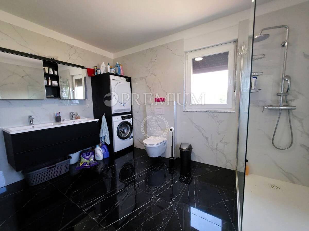 Vrbnik, casa nuova tranquilla con vista mare