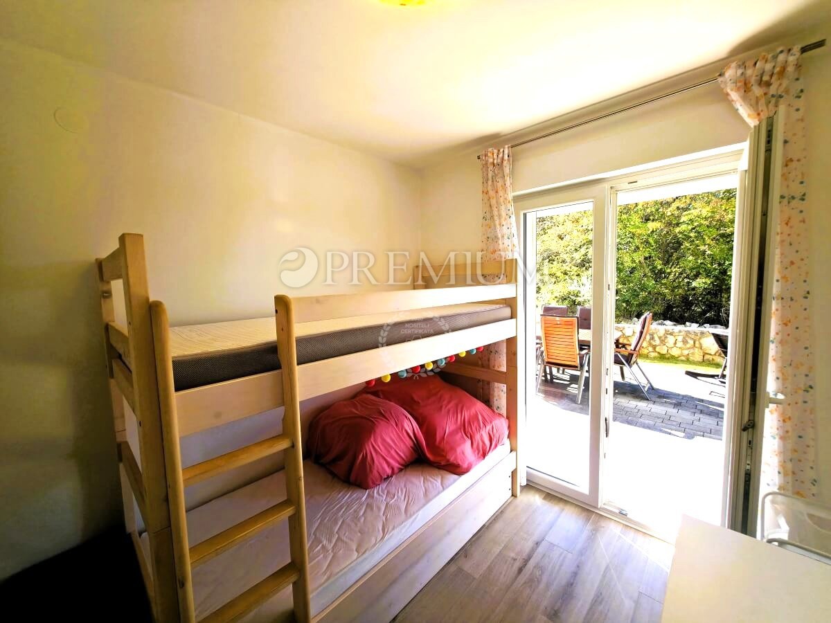 Njivice, appartamento arredato al piano terra con giardino!