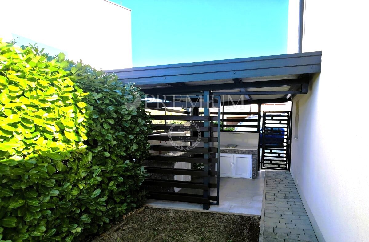 Njivice, appartamento arredato al piano terra con giardino!