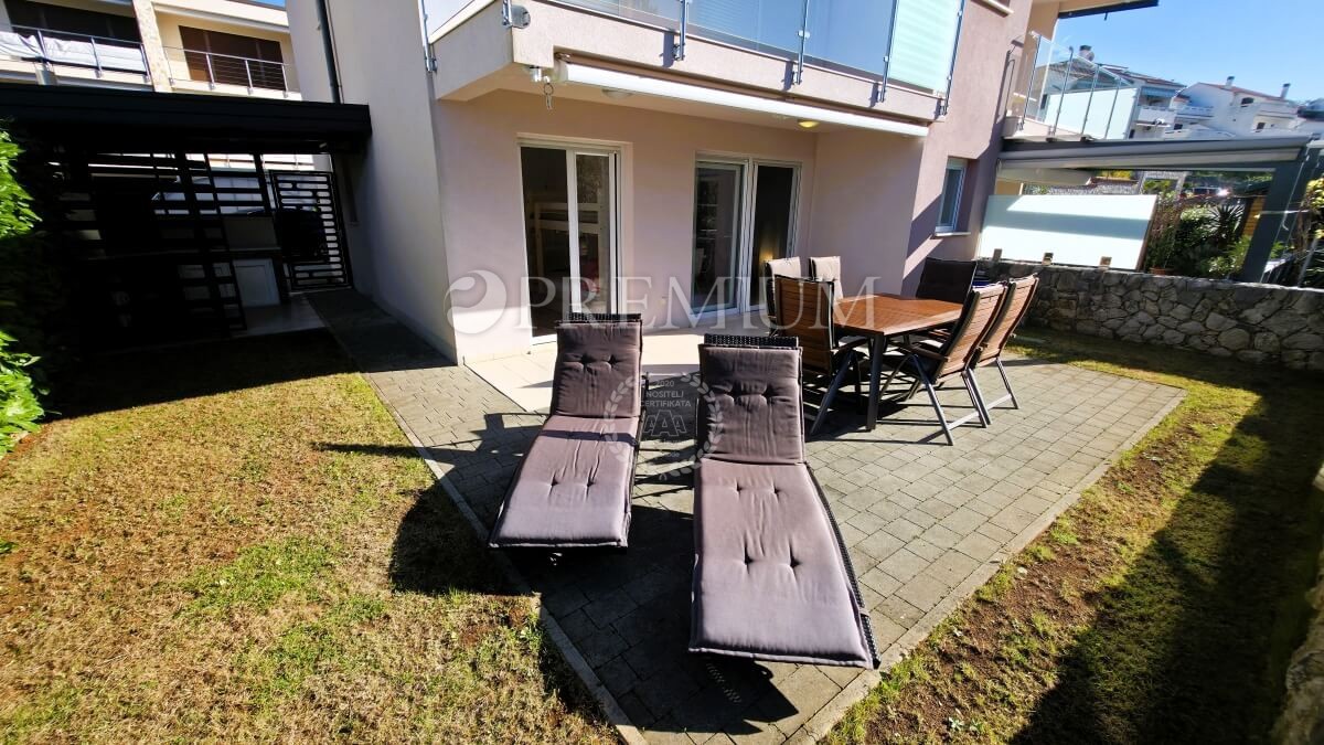 Njivice, appartamento arredato al piano terra con giardino!