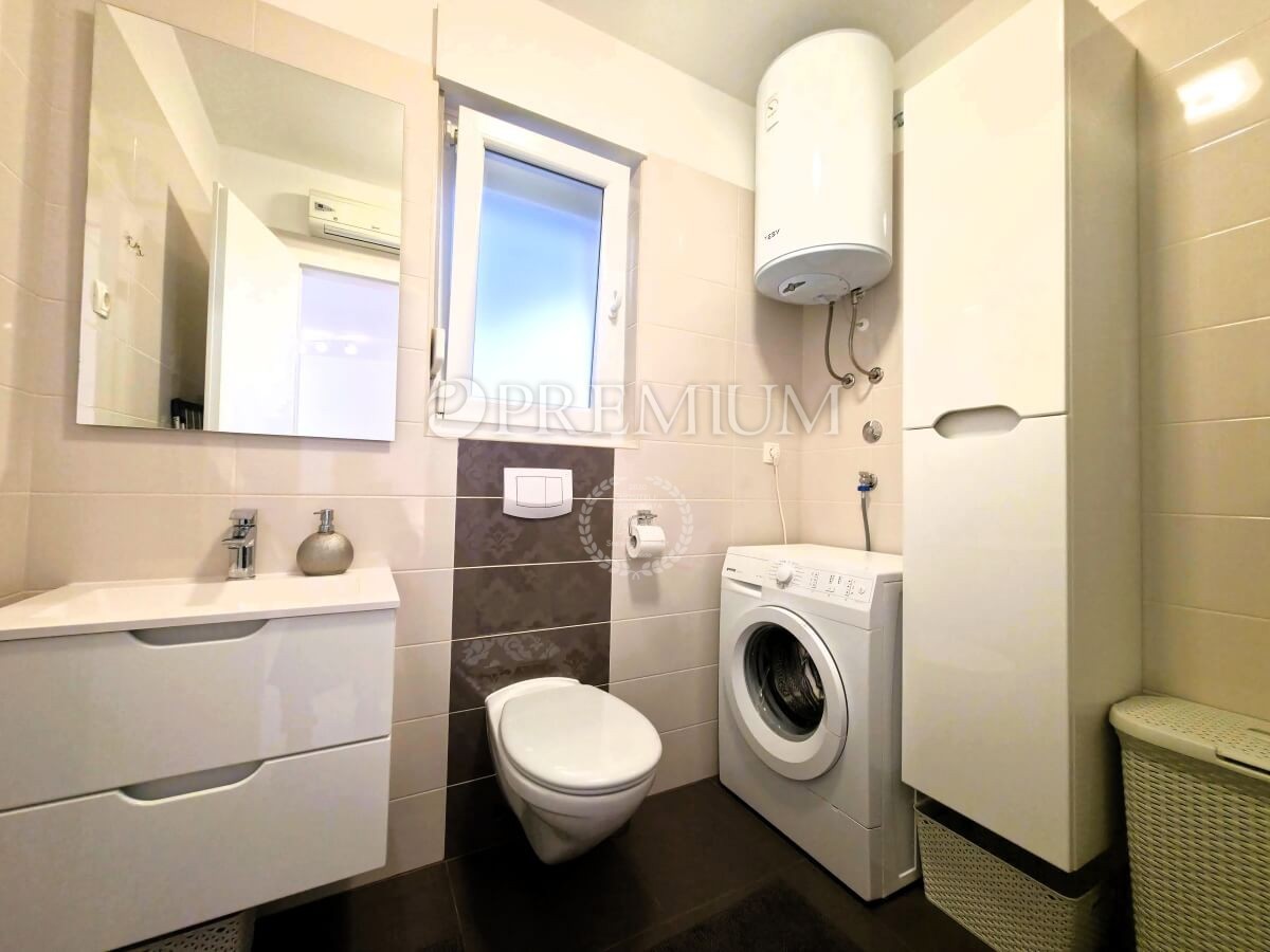 Njivice, appartamento arredato al piano terra con giardino!