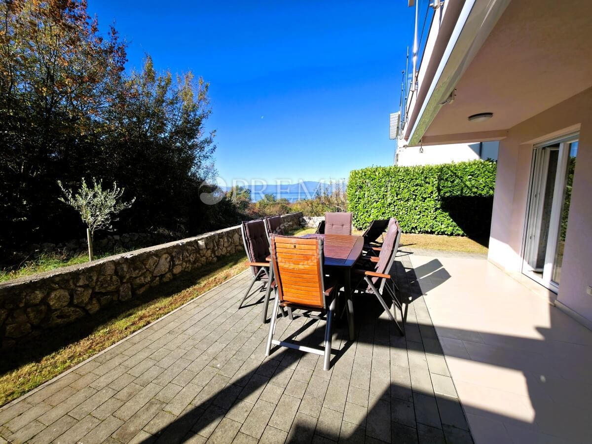 Njivice, appartamento arredato al piano terra con giardino!