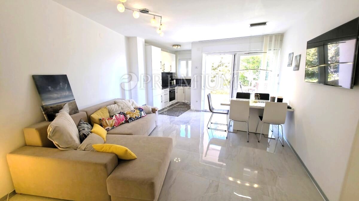 Njivice, appartamento arredato al piano terra con giardino!