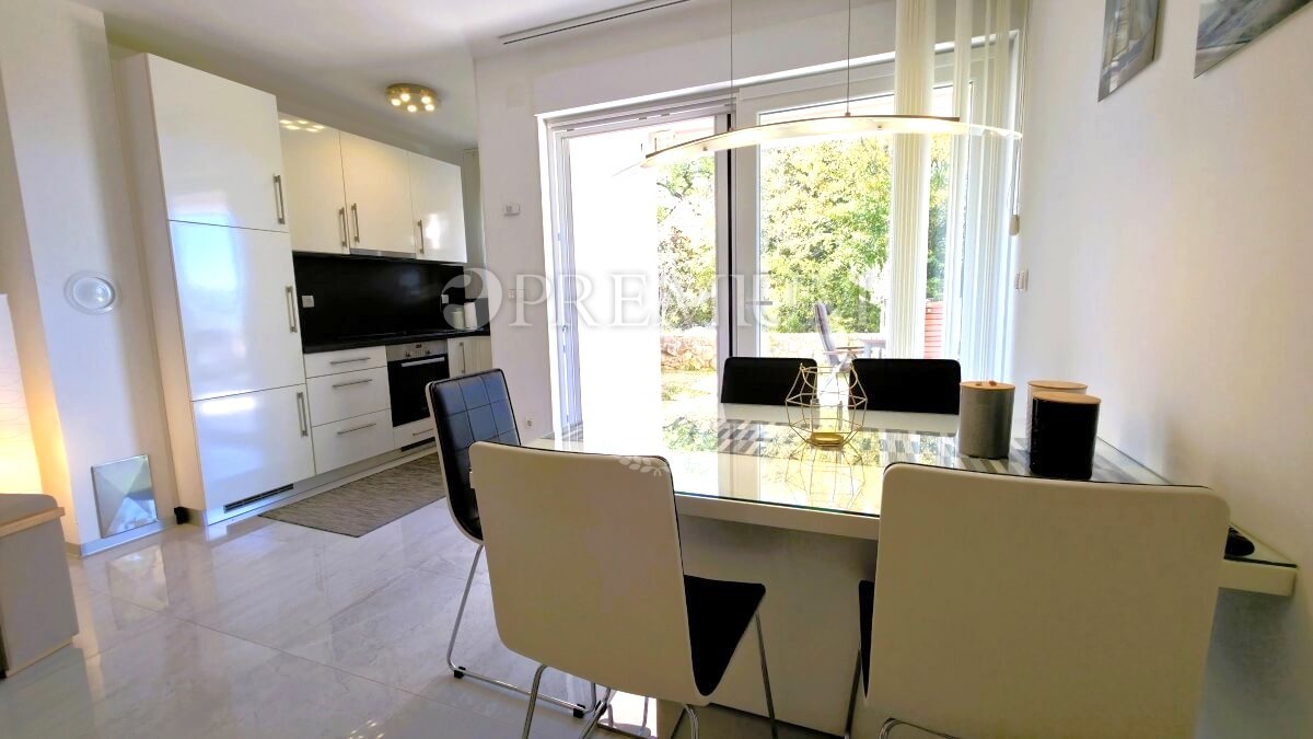 Njivice, appartamento arredato al piano terra con giardino!