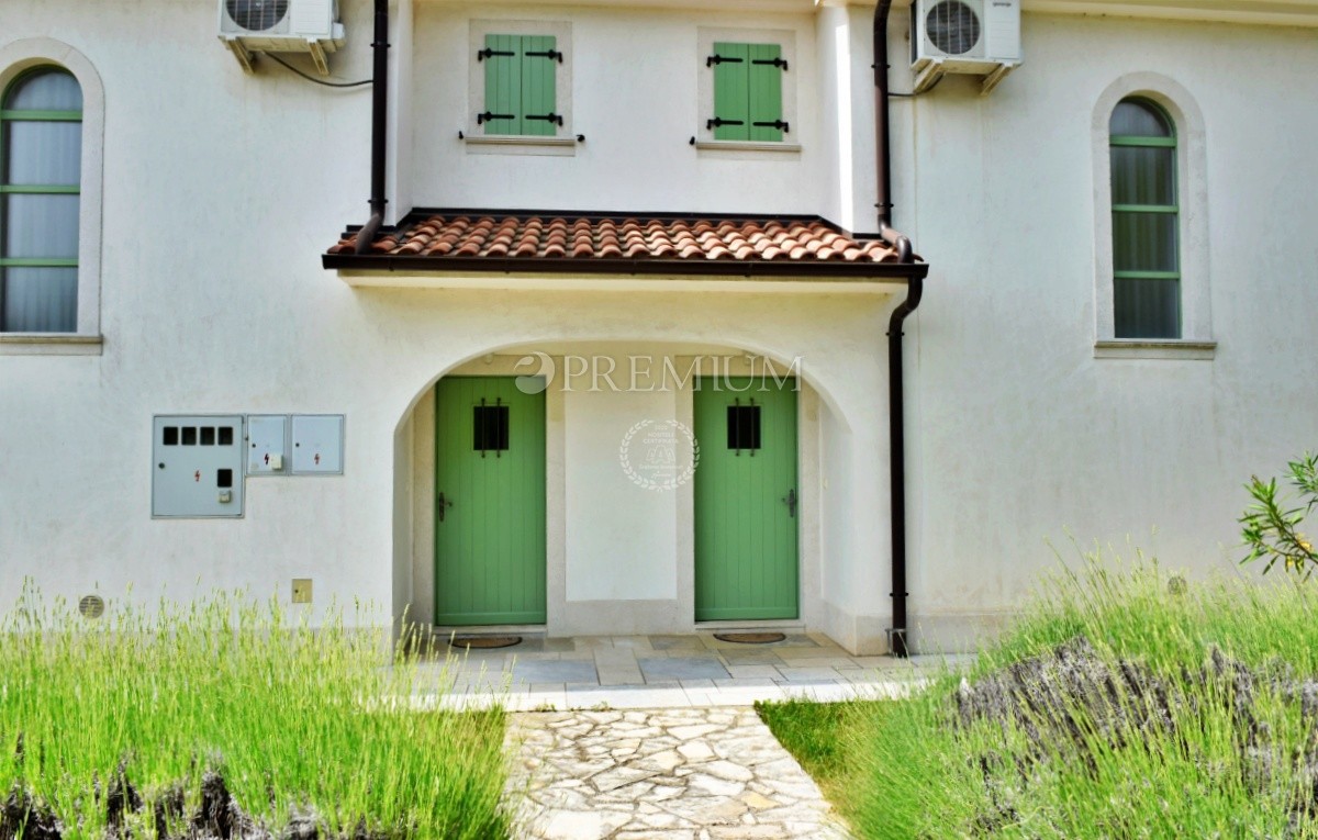 Zona di Dobrinja, casa indipendente con piscina, ai margini della zona edificabile!