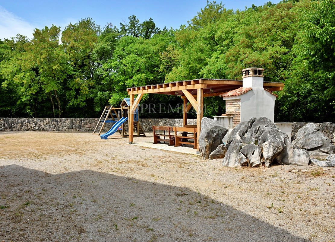 Zona di Dobrinja, casa indipendente con piscina, ai margini della zona edificabile!