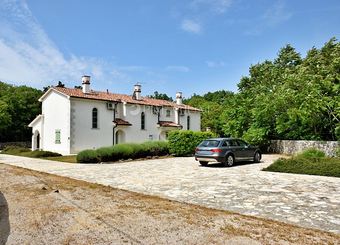 Zona di Dobrinja, casa indipendente con piscina, ai margini della zona edificabile!