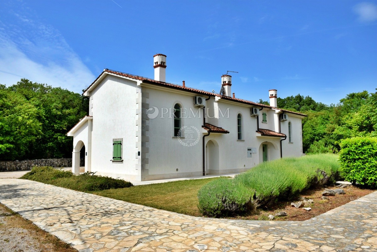 Zona di Dobrinja, casa indipendente con piscina, ai margini della zona edificabile!